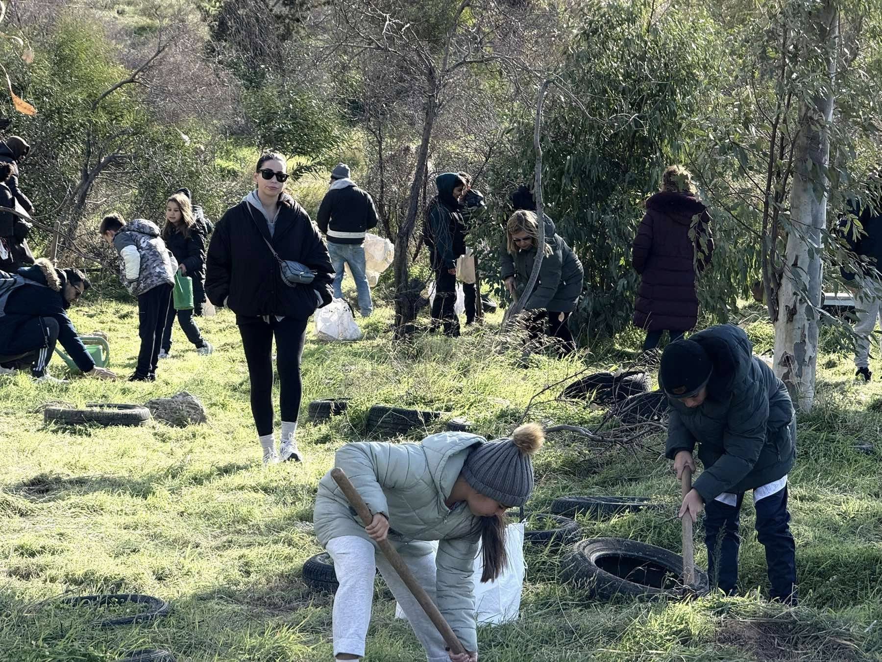 Πλήθος πολιτών στη μαζική δενδροφύτευση στη Γλυφάδα
