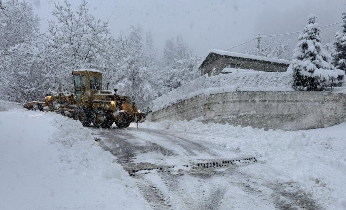 Χιόνι 30 πόντων στο Μουζάκι – Σχολεία κλειστά
