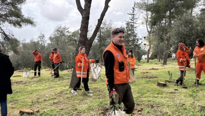 Δήμος και εθελοντές φύτεψαν 700 δέντρα στην περιοχή Παπάγου