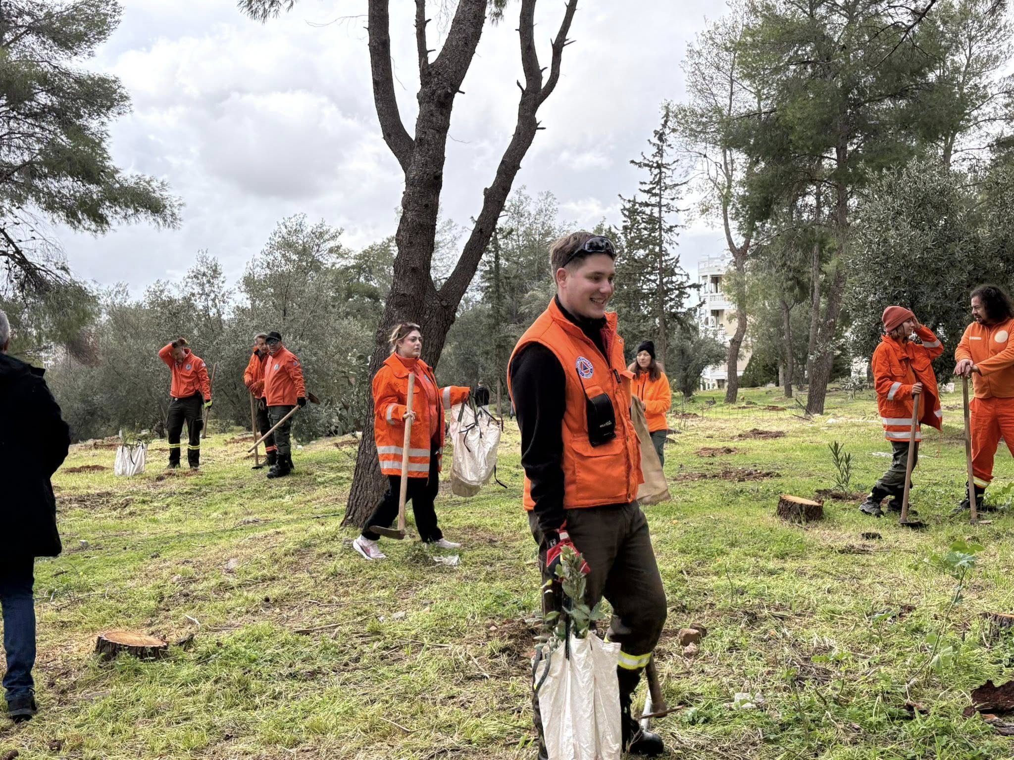 Δήμος και εθελοντές φύτεψαν 700 δέντρα στην περιοχή Παπάγου
