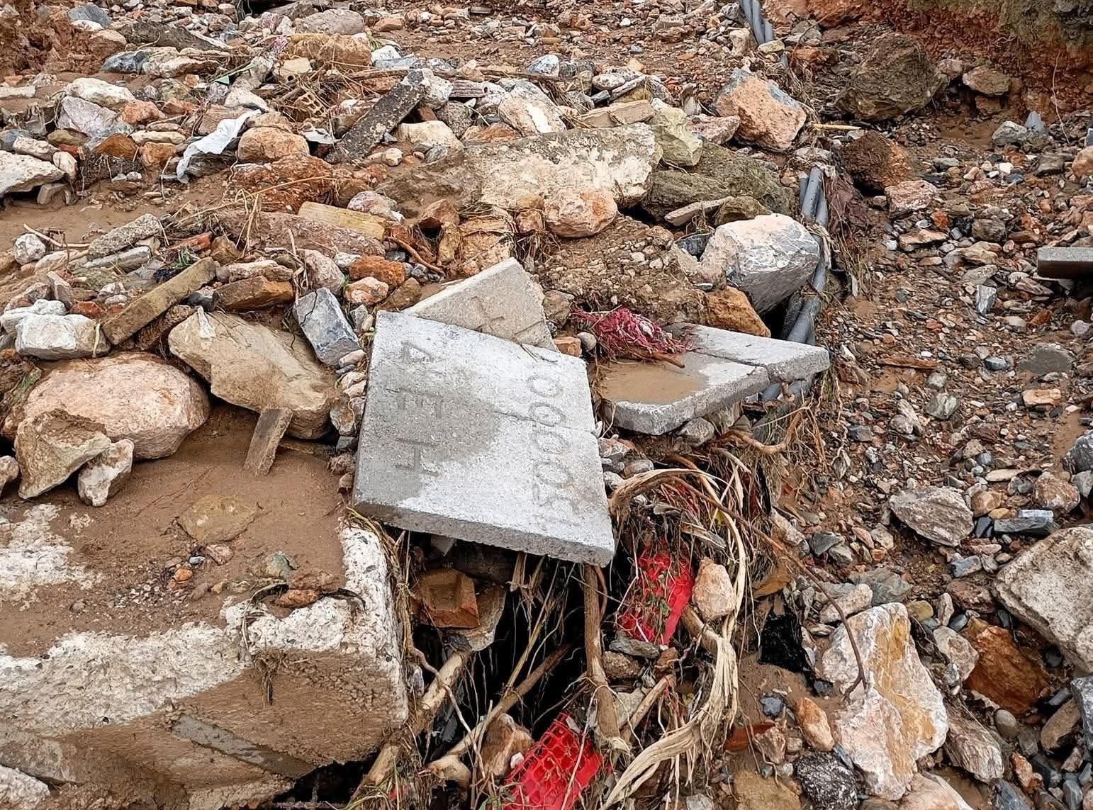 Δήμαρχος Γλυφάδας προς ΔΕΔΔΗΕ: Σταματήστε το μπάζωμα στον Υμηττό – Συγκεντρώστε τα εκτεθειμένα καλώδια υψηλής τάσης