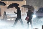 «Κόκκινος συναγερμός» για το βαρομετρικό χαμηλό – Δυνατές καταιγίδες και σφοδροί άνεμοι από τα ξημερώματα