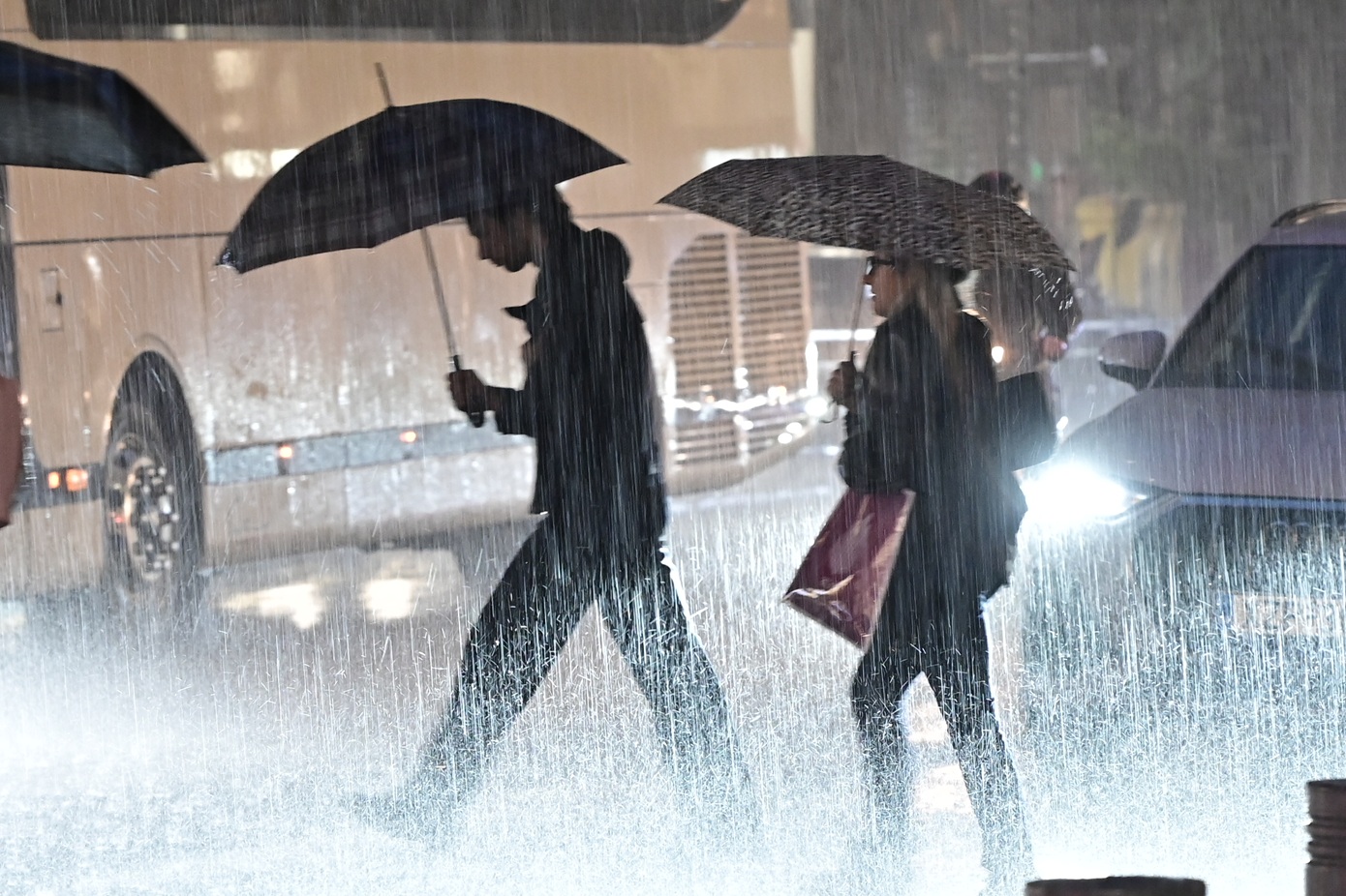 «Κόκκινος συναγερμός» για το βαρομετρικό χαμηλό – Δυνατές καταιγίδες και σφοδροί άνεμοι από τα ξημερώματα