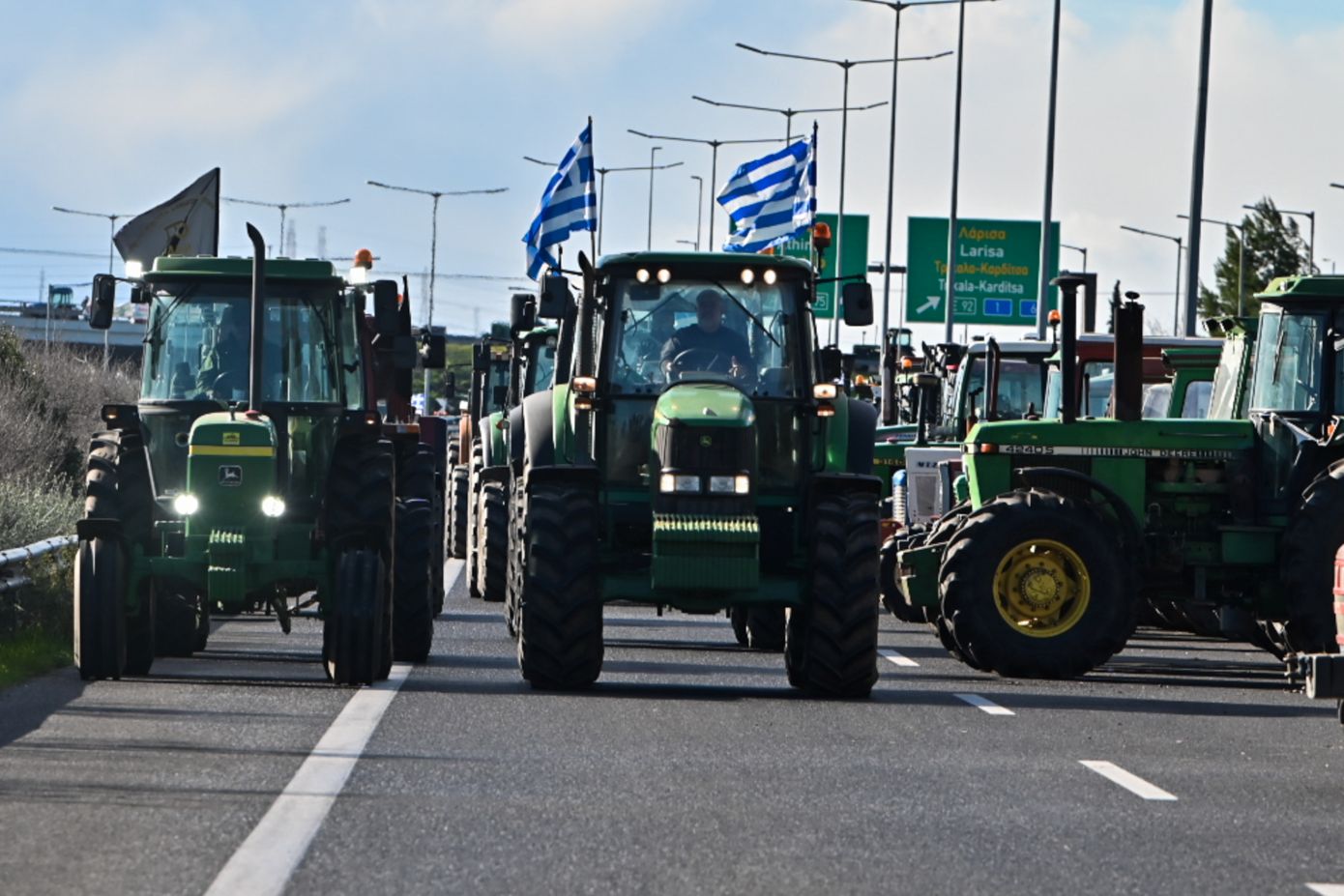 Κομμένη στα δύο η χώρα: Αγρότες απέκλεισαν τις σήραγγες στα Τέμπη – Η ΕΛ.ΑΣ. διέκοψε την κυκλοφορία των οχημάτων