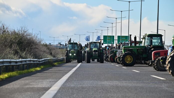 Αγροτικές κινητοποιήσεις: Σε ποια σημεία άνοιξαν τους δρόμους οι παραγωγοί και πού συνεχίζονται οι αποκλεισμοί – Τι γίνεται στα τελωνεία