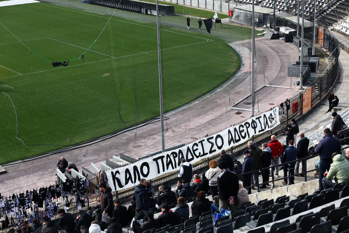 Σιωπηλός θρήνος στην Τούμπα για τους επτά φιλάθλους του ΠΑΟΚ – Το «Παπαγεωργίου» προετοιμάζεται να δεχθεί τους τραυματίες