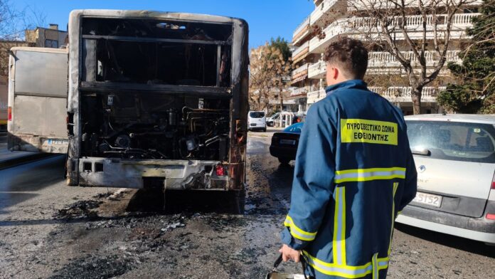 Στις φλόγες τυλίχθηκε αστικό λεωφορείο στην ανατολική Θεσσαλονίκη