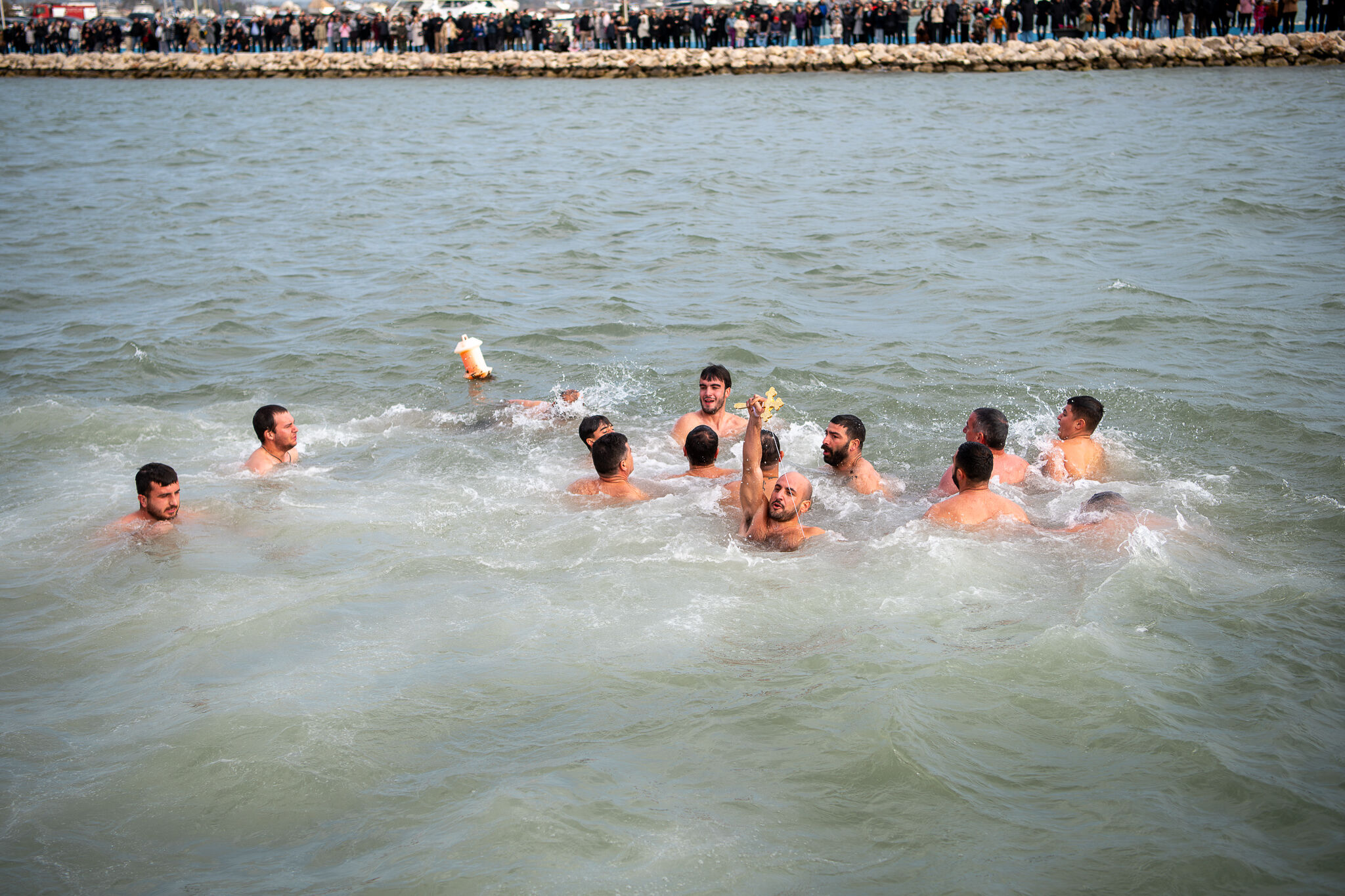 Δ. Πύργου: Μεγάλη προσέλευση κόσμου στον καθαγιασμό των υδάτων στο Κατάκολο