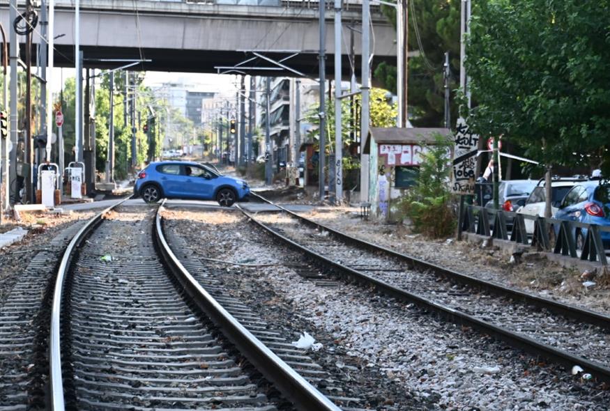 Αυτοκίνητο ακινητοποιήθηκε στις ράγες και ο οδηγός το παράτησε – Καθυστερήσεις στον Προαστιακό