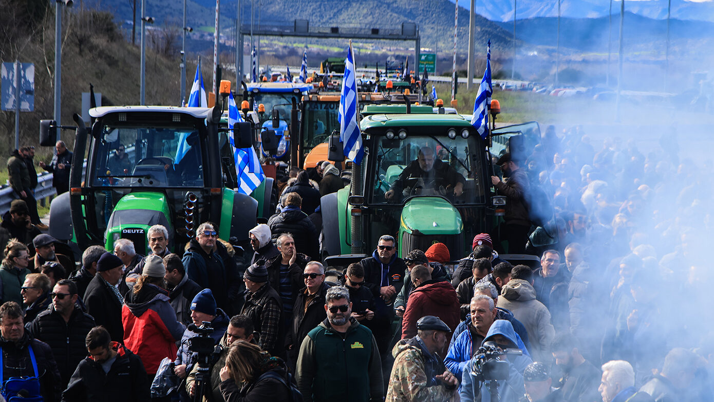 Οι αγρότες αποδέχονται τη συνάντηση με τον Μητσοτάκη – Αύριο ανοίγουν οι δρόμοι, αλλά τα τρακτέρ παραμένουν