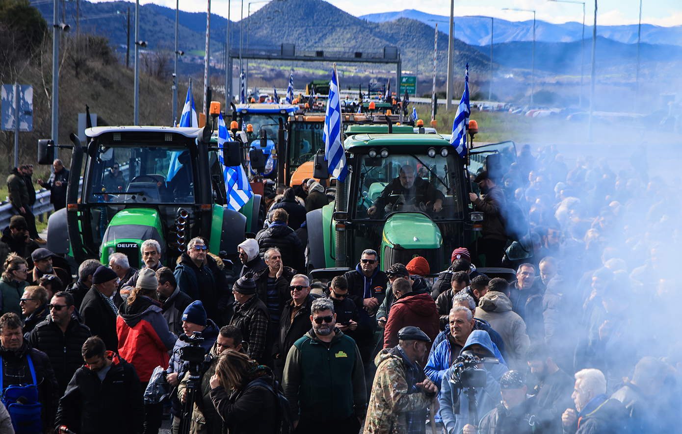 Οι αγρότες αποδέχονται τη συνάντηση με τον Μητσοτάκη – Αύριο ανοίγουν οι δρόμοι, αλλά τα τρακτέρ παραμένουν