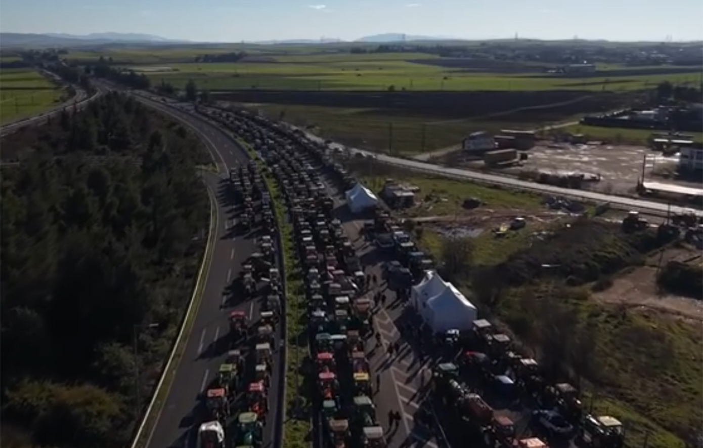 Οι αγρότες κατέκλυσαν με τα τρακτέρ τον Πλατύκαμπο Λάρισας – Δείτε πλάνα από drone