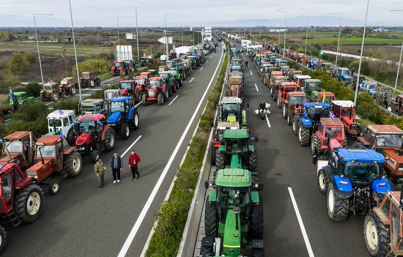 Αγροτικές κινητοποιήσεις σε κρίσιμο σημείο: Καθοριστική σύσκεψη αύριο στα Μάλγαρα – «Κατεβαίνουμε στην Αθήνα»