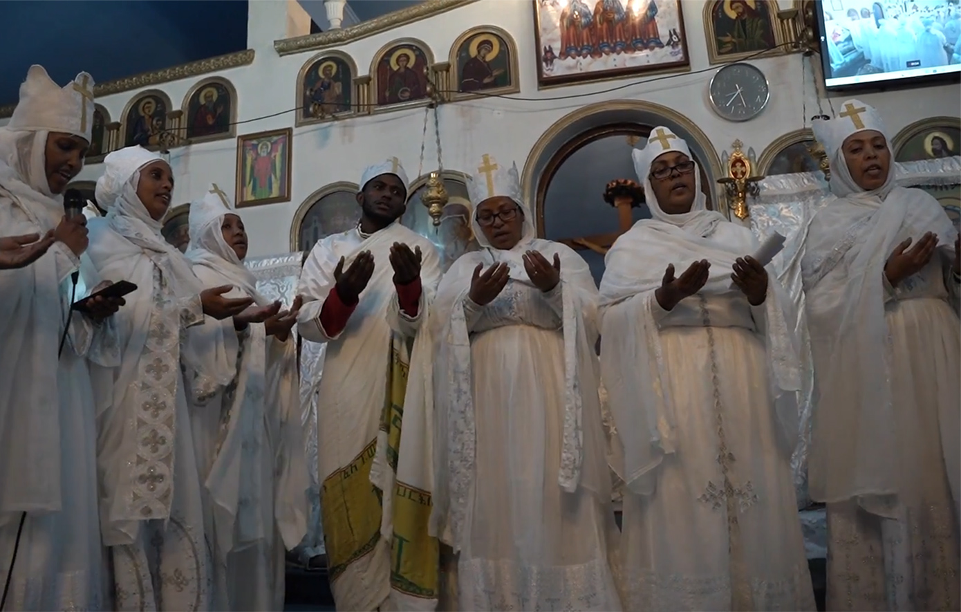 Οι Αιθίοπες της Αθήνας πανηγύρισαν τη Γέννηση ντυμένοι στα λευκά με τη μουσική του «Κεμπέρο» – Δείτε το βίντεο