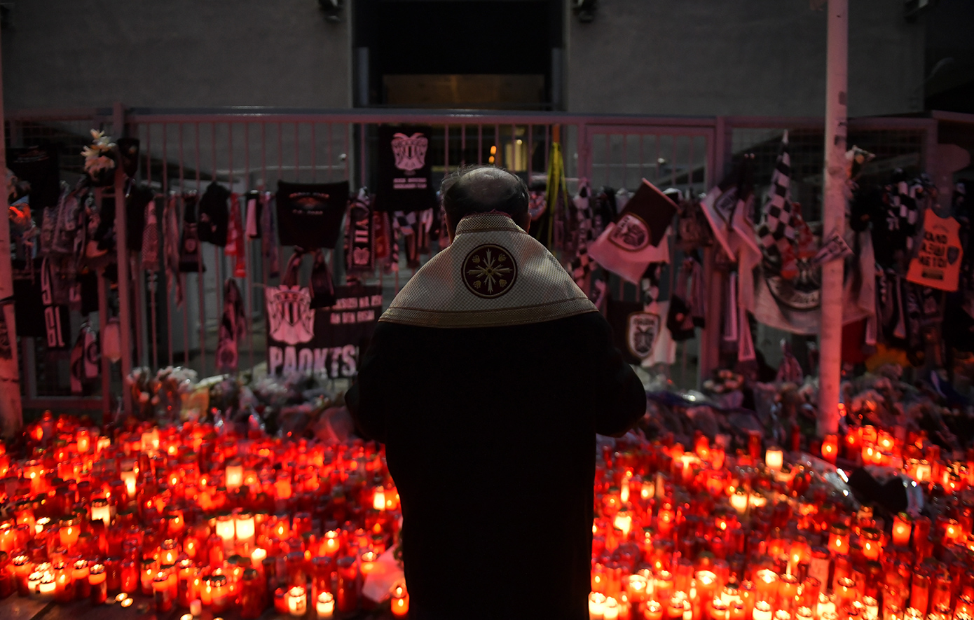 Στο αεροδρόμιο «Μακεδονία» το C-130 με τις 7 σορούς των οπαδών του ΠΑΟΚ – Στο Παπαγεωργίου οι δύο τραυματισμένοι