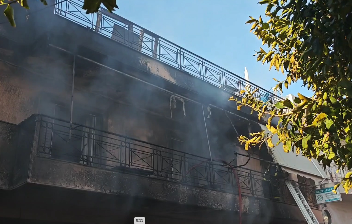 Οικία παραδόθηκε στις φλόγες στο Ίλιον – Η δραματική στιγμή της πυρκαγιάς