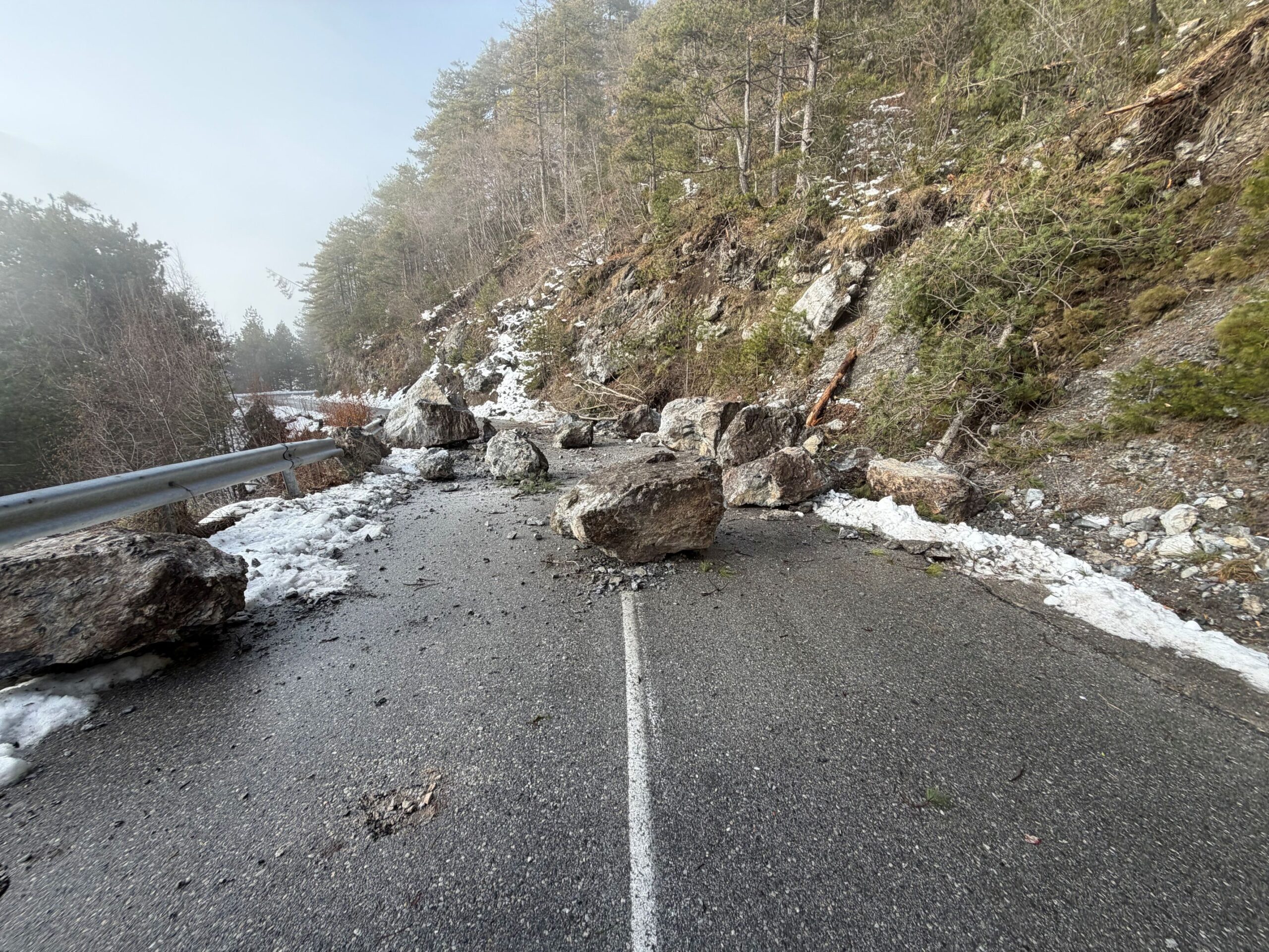 Δ. Δίου Ολύμπου: Αποκλεισμένος ο δρόμος στον Όλυμπο προς Πριόνια εξαιτίας κατολίσθησης βράχων