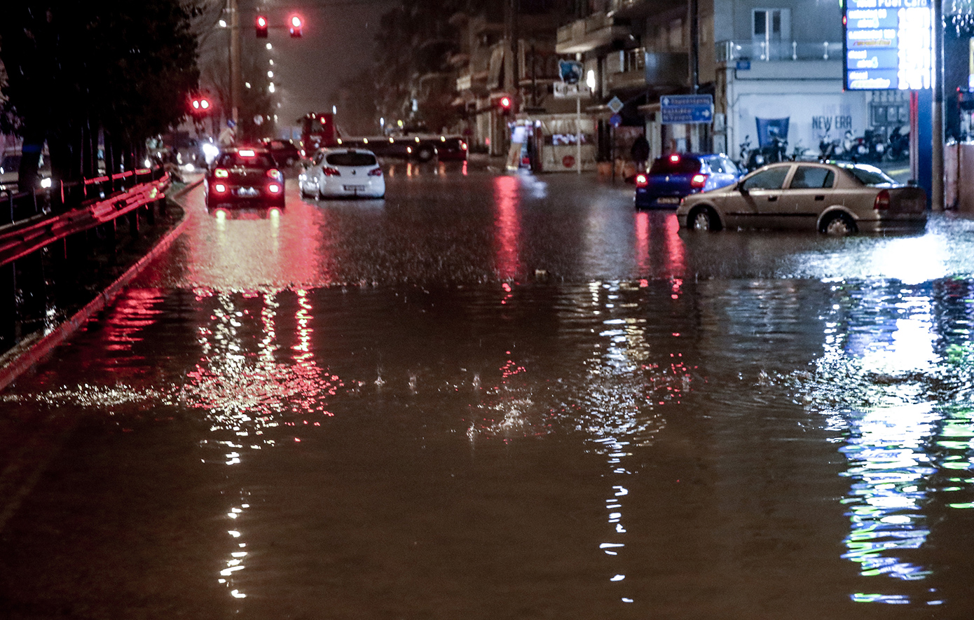 Καταστροφική κακοκαιρία στην Αττική: Νεκρή στη Γλυφάδα, πλημμυρισμένοι δρόμοι και βυθισμένα οχήματα