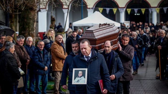 «Μαμά, άδικα σου στέρησαν τη ζωή – Δεν ήταν γραφτό να φύγεις τόσο νωρίς»: Θρήνος στις κηδείες των εργατριών της «Βιολάντα»
