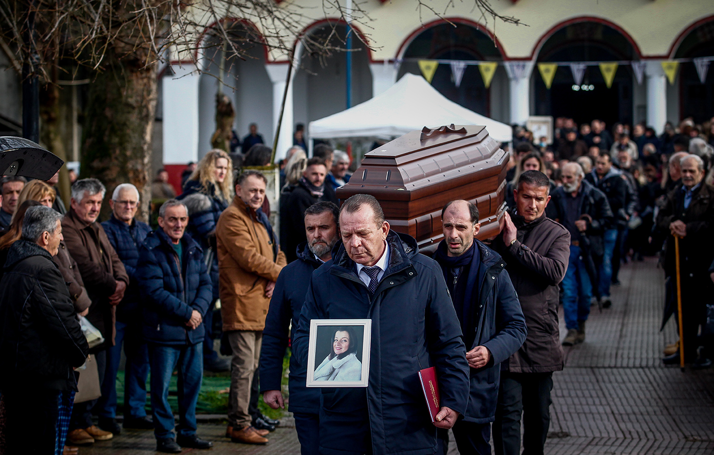 «Μαμά, άδικα σου στέρησαν τη ζωή – Δεν ήταν γραφτό να φύγεις τόσο νωρίς»: Θρήνος στις κηδείες των εργατριών της «Βιολάντα»