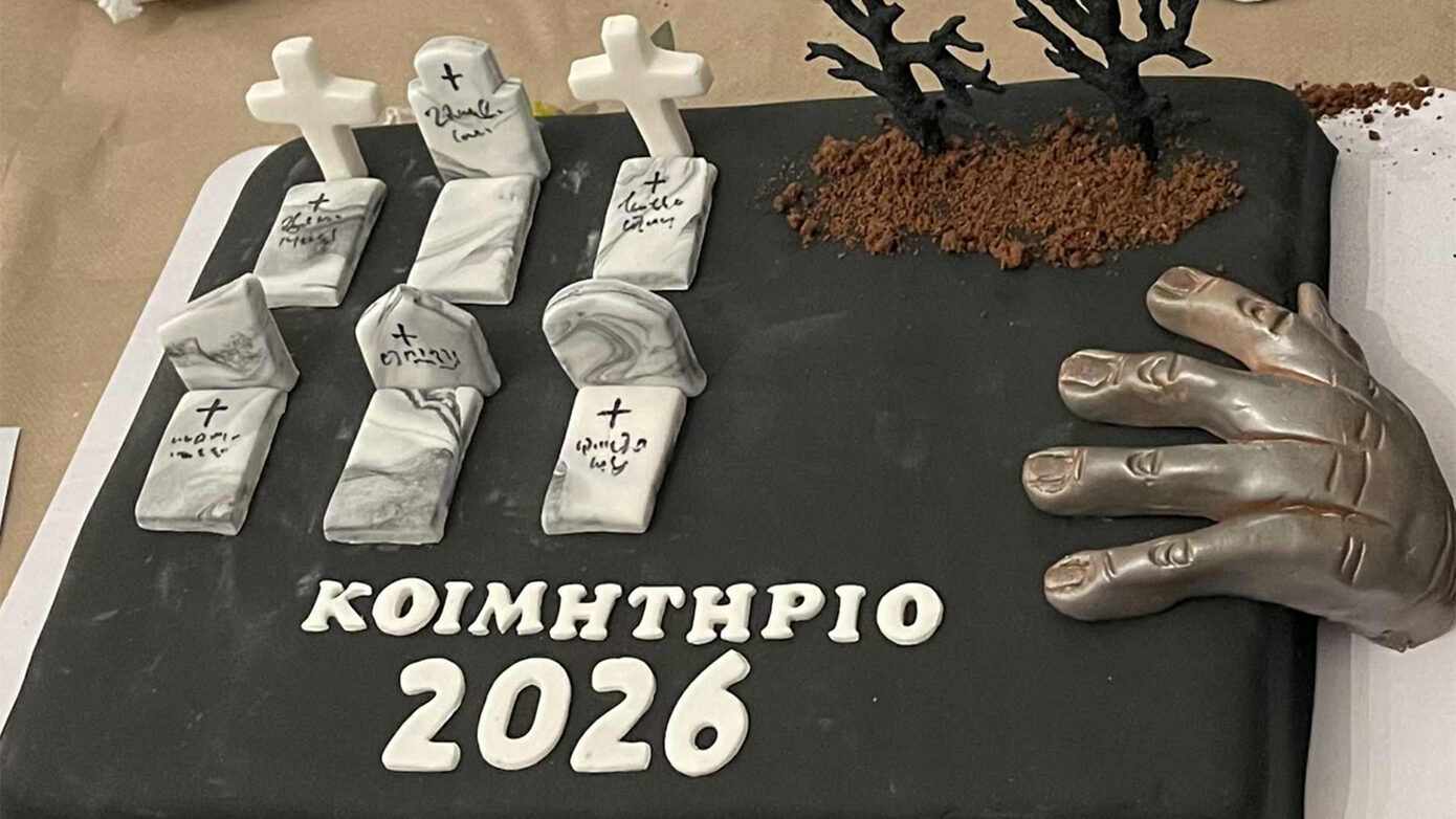 Πρωτοχρονιάτικη πίτα με… «πιστοποιητικό θανάτου»: Το μαύρο χιούμορ των υπαλλήλων στο Νεκροταφείο Ρόδου