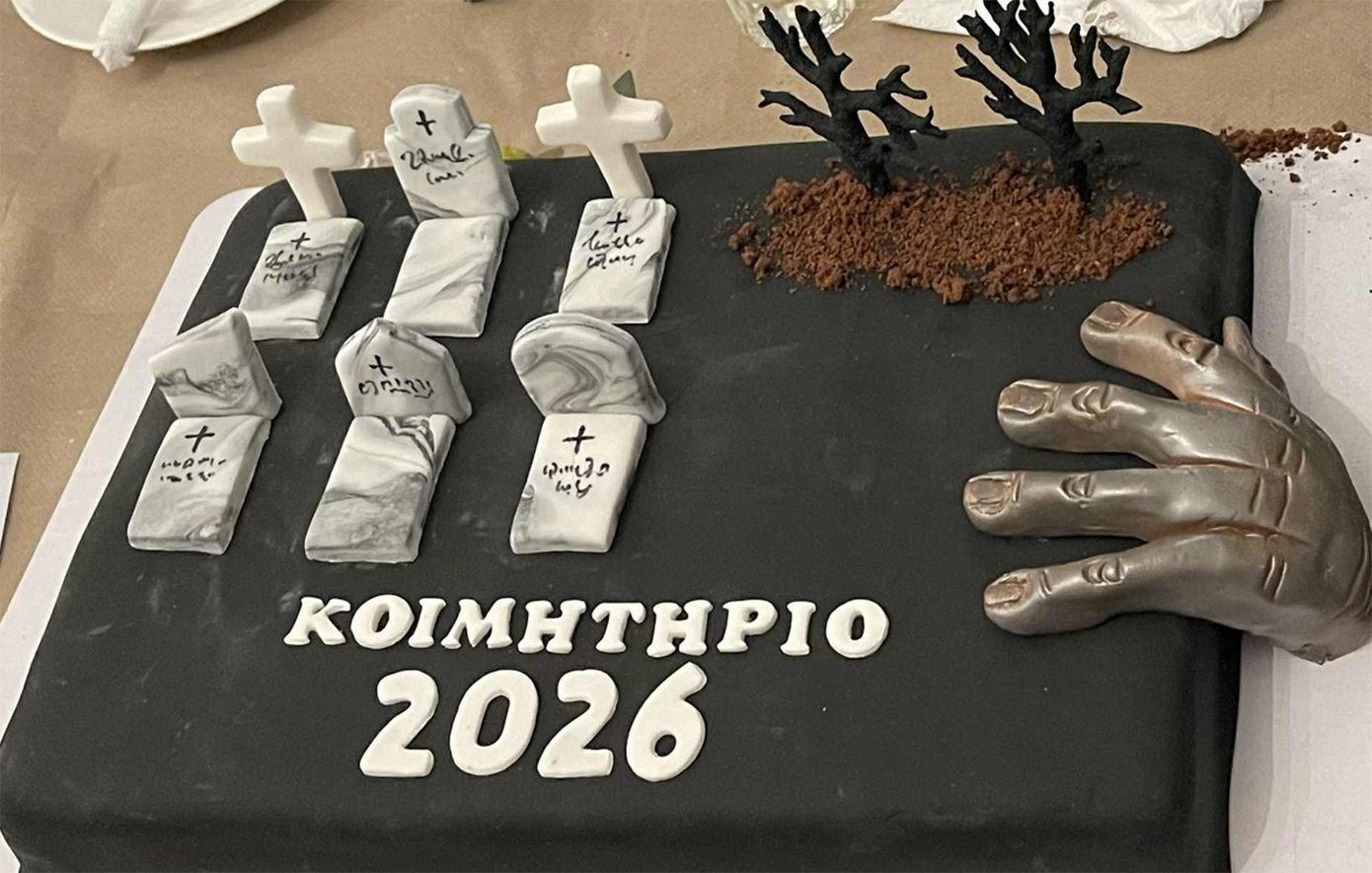 Πρωτοχρονιάτικη πίτα με… «πιστοποιητικό θανάτου»: Το μαύρο χιούμορ των υπαλλήλων στο Νεκροταφείο Ρόδου