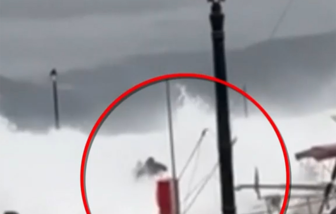 Τραγωδία στο Άστρος Κυνουρίας: Η στιγμή που το τεράστιο κύμα παρασέρνει τον 53χρονο λιμενικό – Συγκλονίζει φίλος του