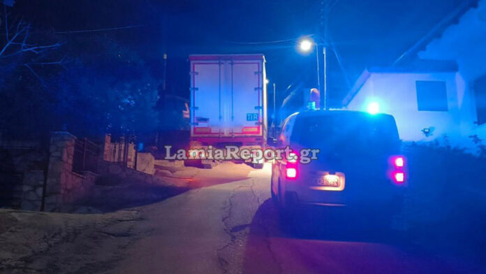 Οδηγός φορτηγού μπερδεύτηκε και παγιδεύτηκε σε στενό στη Λαμία