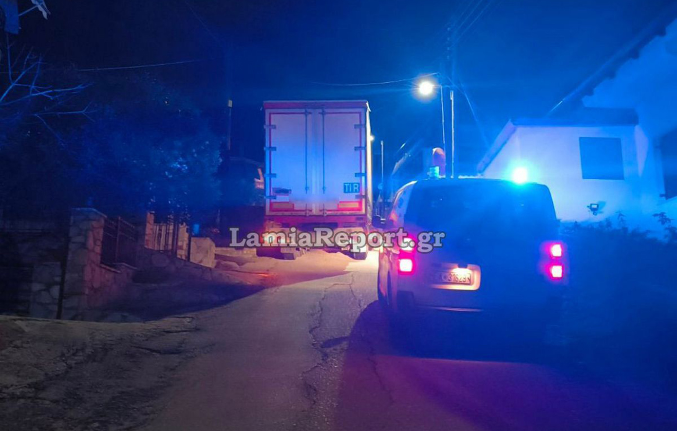 Οδηγός φορτηγού μπερδεύτηκε και παγιδεύτηκε σε στενό στη Λαμία