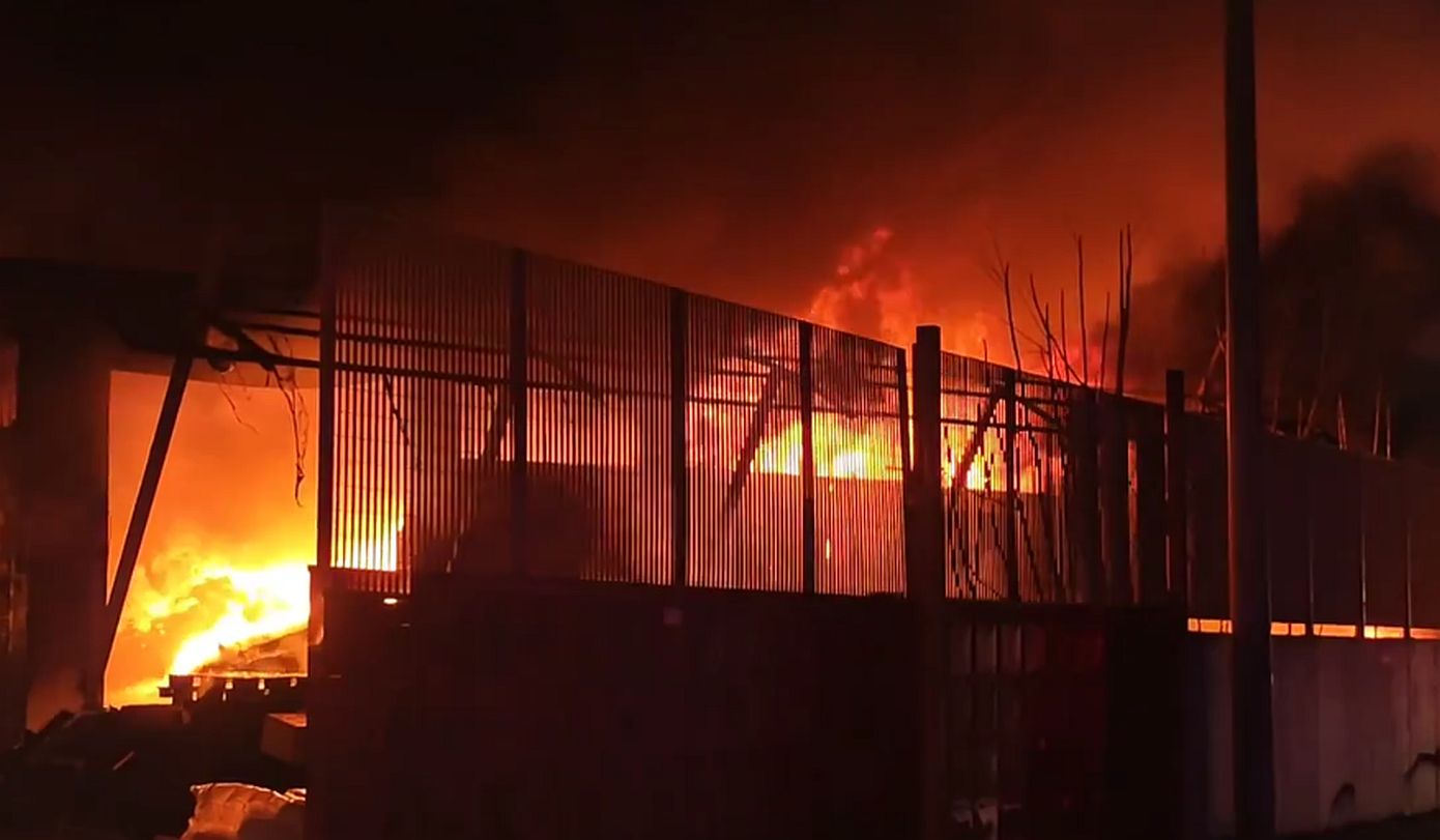 Σφοδρή πυρκαγιά σε μονάδα πλαστικών στο Μενίδι – Ενεργοποιήθηκε το 112