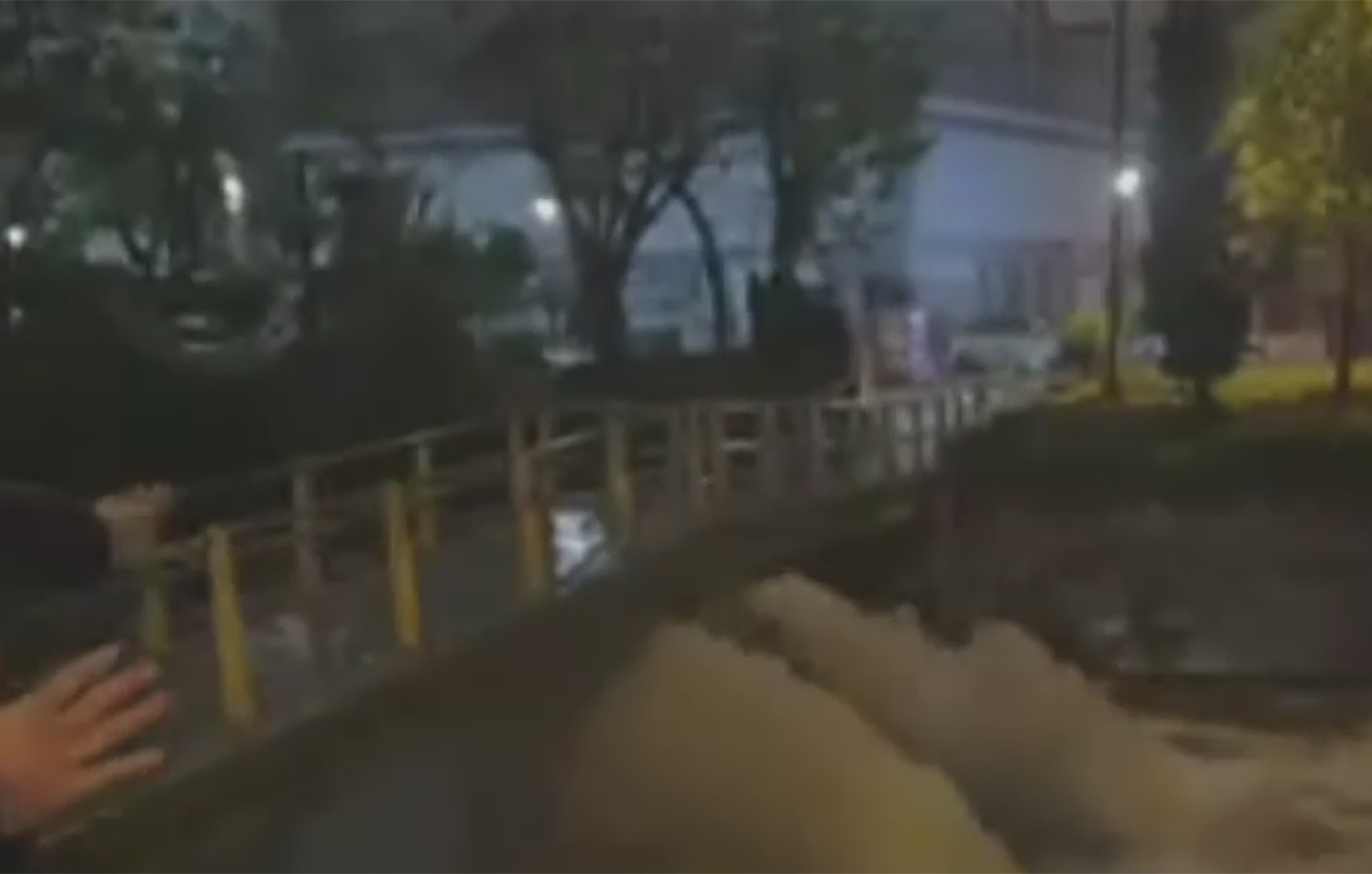 Κατακλύζεται η Αττική, ποτάμια οι οδοί: Κρίσιμη υπερχείλιση του Ιλισσού – Δείτε βίντεο και εικόνες