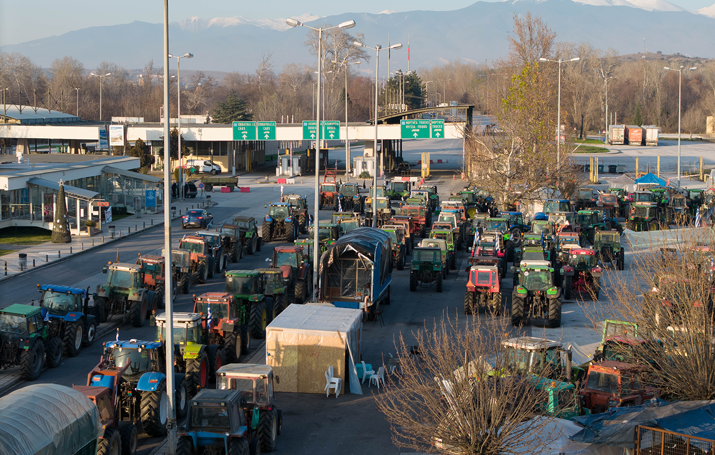 Η κατάσταση στα μπλόκα: Αποκλεισμένο το ρεύμα προς Αθήνα στα διόδια Μαλγάρων και ο κόμβος Τρίγλιας – Ελεύθερα τα τελωνεία