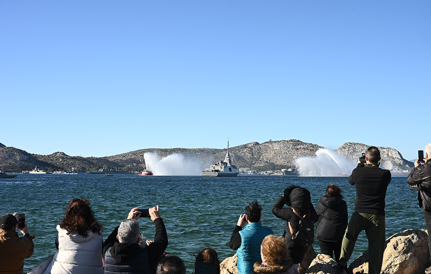 Θερμή υποδοχή της φρεγάτας «Κίμων» στο Πέραμα από το κοινό – Δημιουργήθηκε υδάτινη αψίδα, δείτε βίντεο και εικόνες