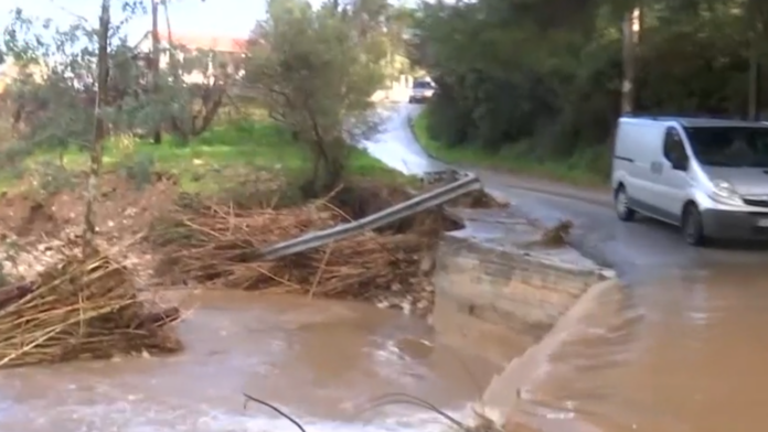 Διακόπηκε η κυκλοφορία από Σπάτα προς Πικέρμι: Υπερχείλισε το ρέμα Βάρδα