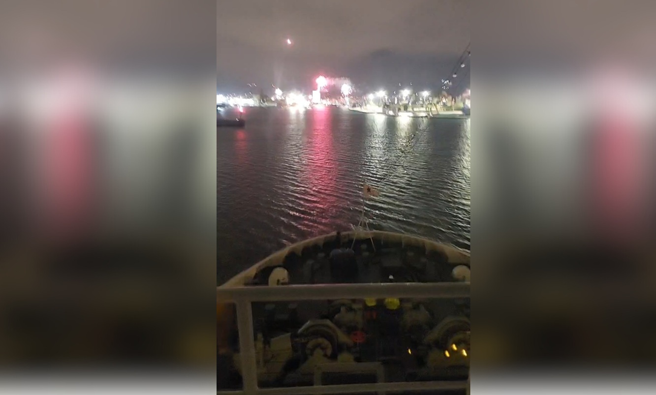 Από το Blue Star Delos το πρώτο ποδαρικό του 2026 στο λιμάνι του Πειραιά – Πυροτεχνήματα και ευχές στο πλήρωμα