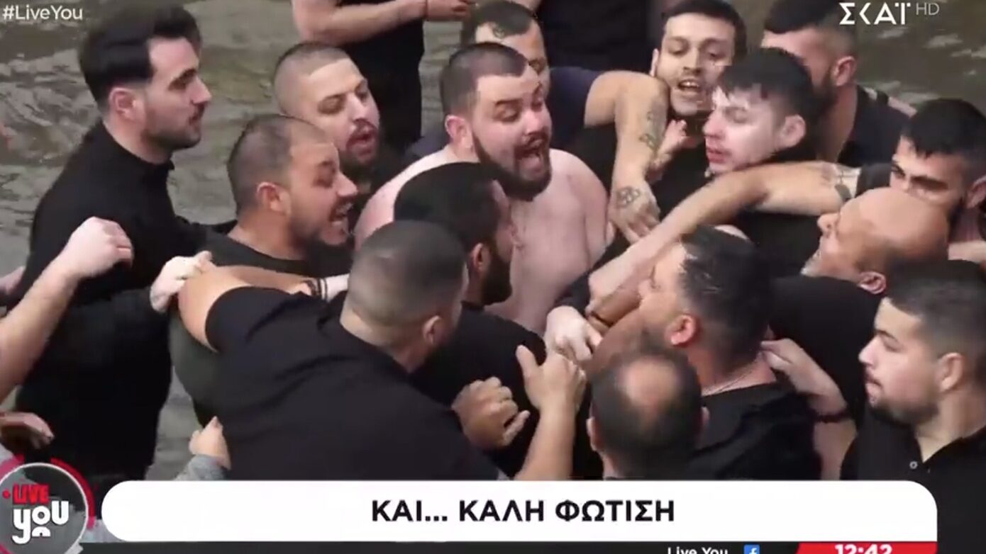 «Τίμιο ξύλο» στη Φλώρινα: Βούτηξαν να αρπάξουν τον Σταυρό και συγκρούστηκαν
