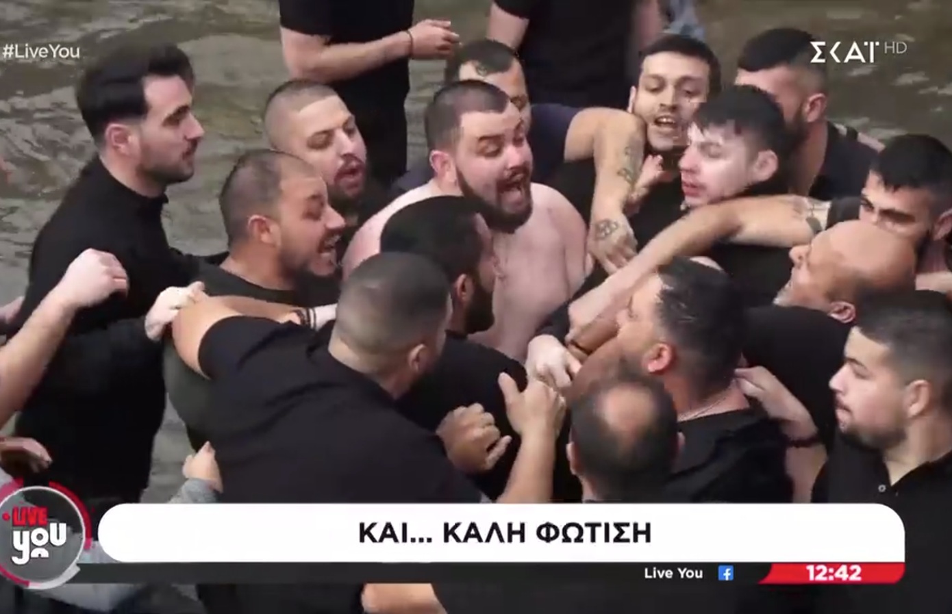 «Τίμιο ξύλο» στη Φλώρινα: Βούτηξαν να αρπάξουν τον Σταυρό και συγκρούστηκαν