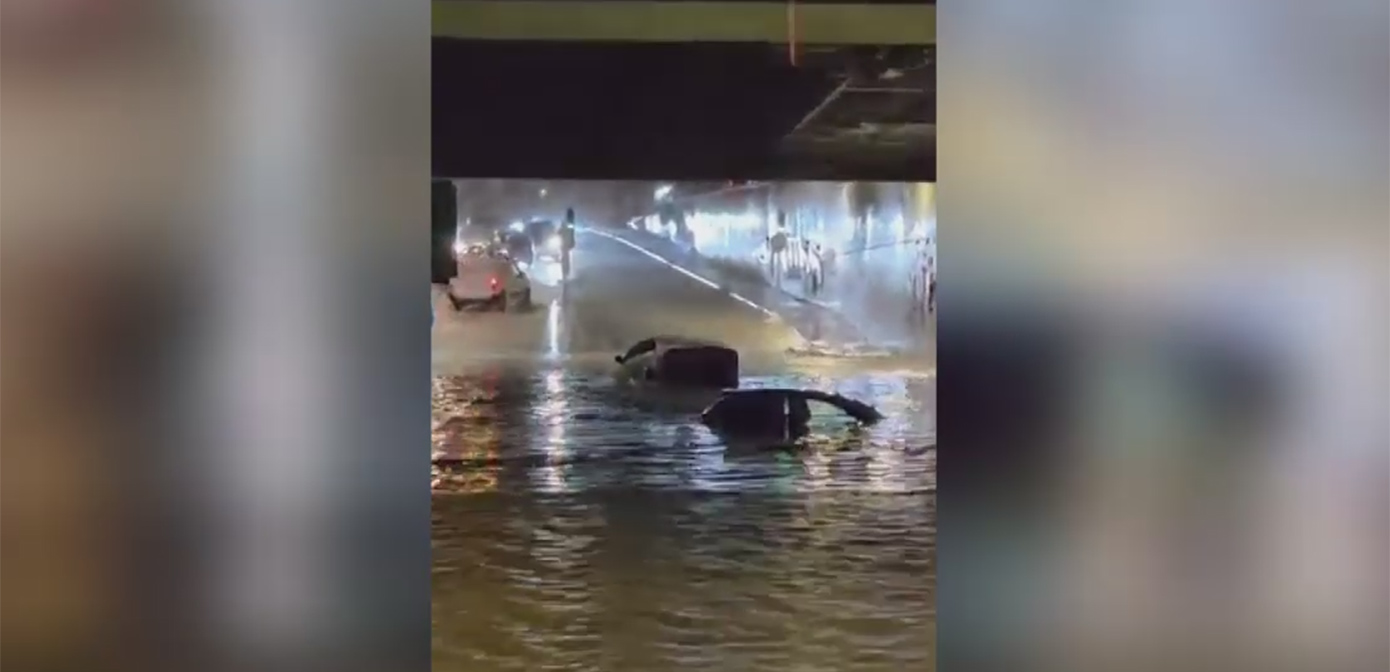 Κακοκαιρία στην Αττική: Αυτοκίνητα εγκλωβίστηκαν κάτω από τη γέφυρα στο Μαρούσι