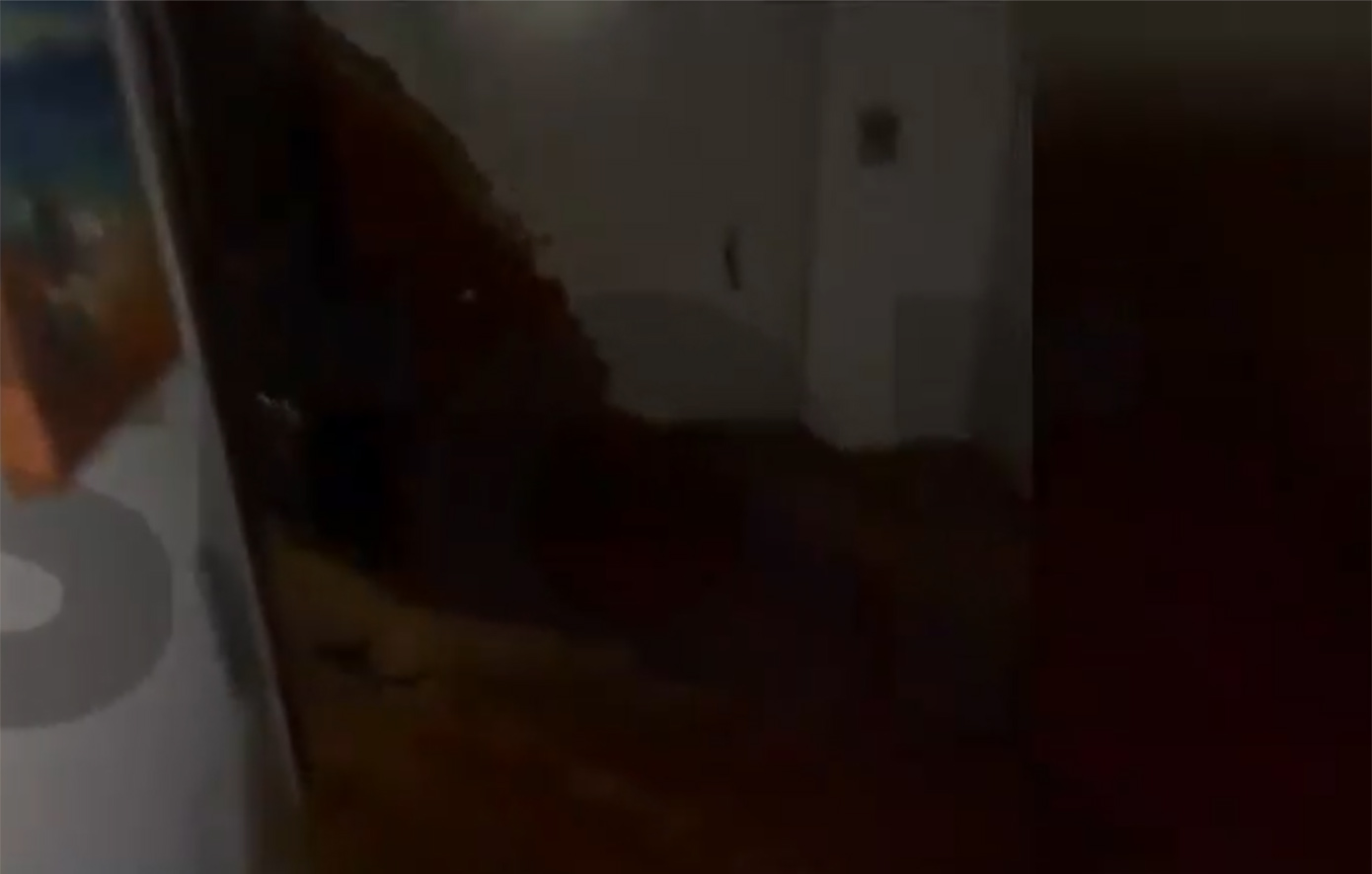 Συγκλονιστικό βίντεο από την κακοκαιρία στη Βάρη – Χείμαρρος εισβάλλει σε σπίτι, οικογένεια παραλίγο να παγιδευτεί