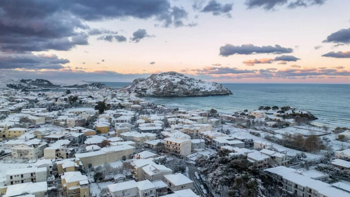 “Χιονοστρώσεις κοντά στη θάλασσα: Από 20 βαθμούς σε παγωνιά μέσα σε 72 ώρες”
