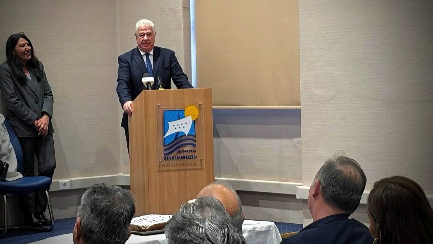 Ο Γ. Τρεπεκλής στην κοπή της πρωτοχρονιάτικης πίτας του Συλλόγου Υπαλλήλων Π.Ε. Κέρκυρας