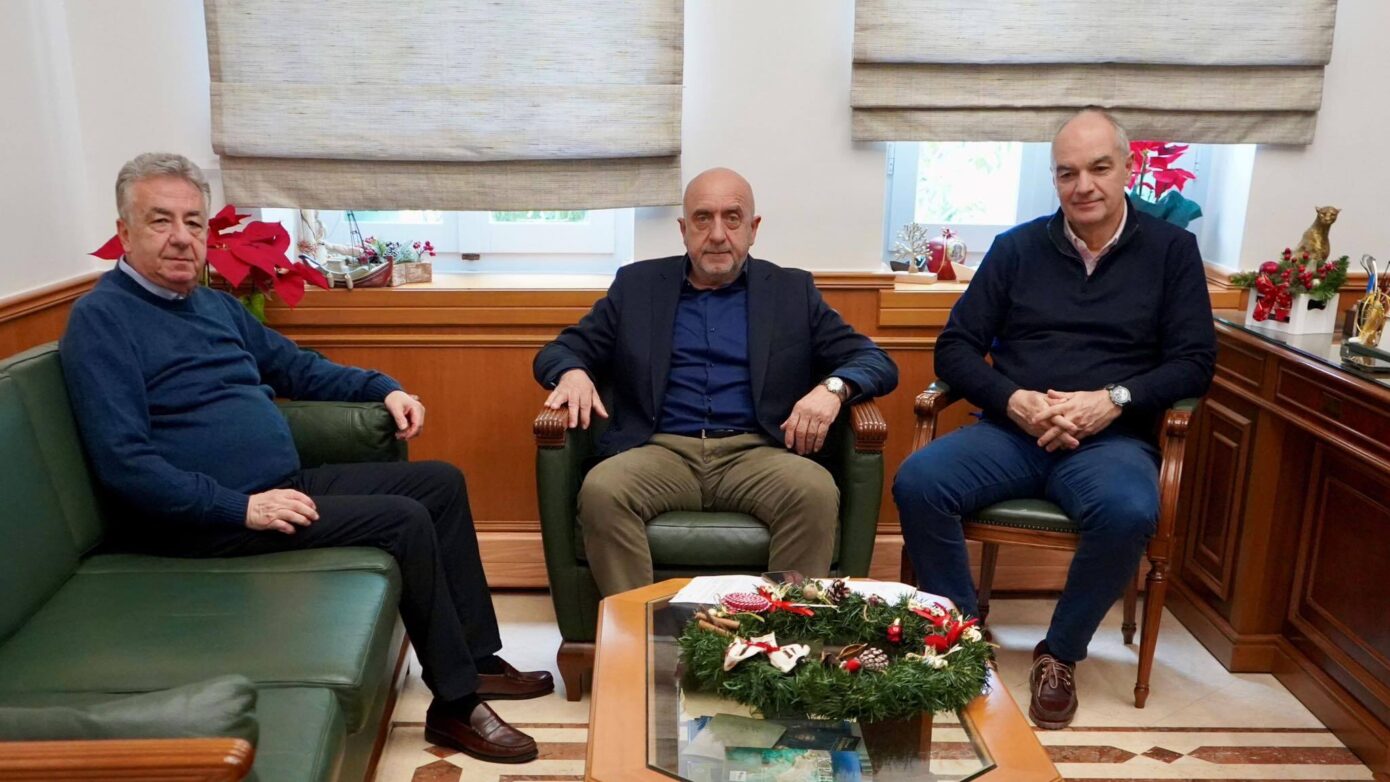 Συνάντηση του Περιφερειάρχη Κρήτης με τον Δήμαρχο Σφακίων