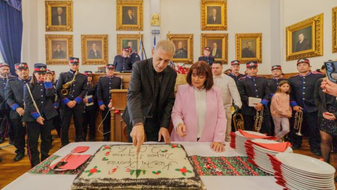 Ευχές για τη νέα χρονιά και κοπή Βασιλόπιτας στον Δήμο Πειραιά