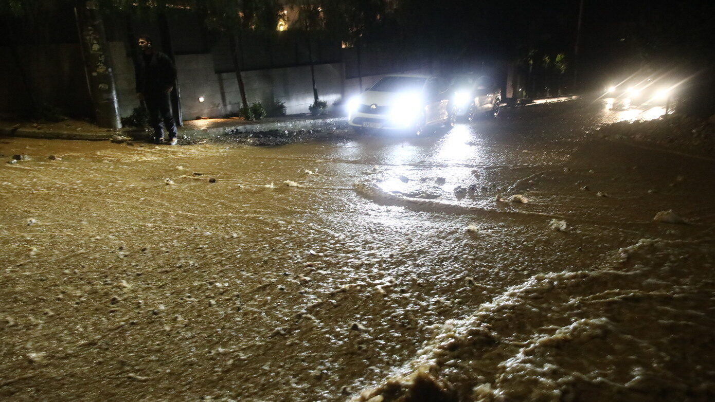 11 απεγκλωβισμοί πολιτών από πλημμυρισμένα σπίτια στην Αττική – Εκατοντάδες κλήσεις για παροχή βοήθειας και πλημμύρες στην Άμεση Δράση