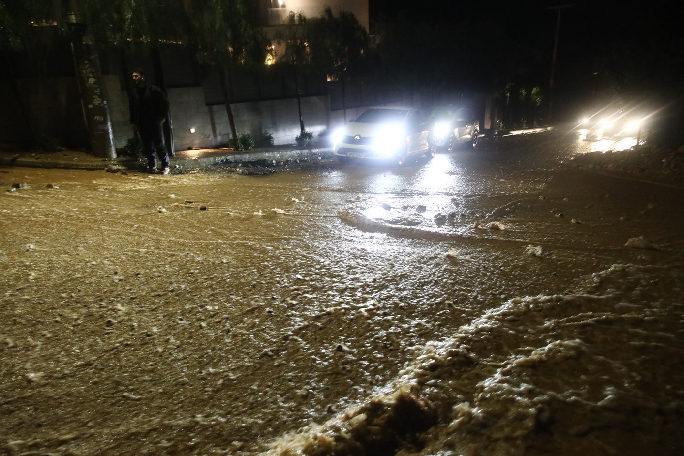 11 απεγκλωβισμοί πολιτών από πλημμυρισμένα σπίτια στην Αττική – Εκατοντάδες κλήσεις για παροχή βοήθειας και πλημμύρες στην Άμεση Δράση