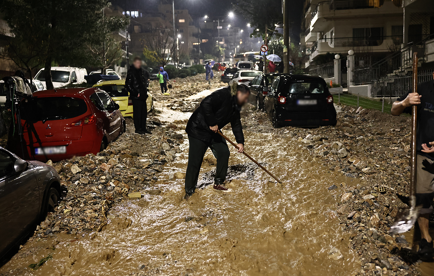 Οκτώ περιοχές «πνίγηκαν» από τη βροχή, πάνω από 140mm στην Αττική – Δύο νεκροί από την κακοκαιρία