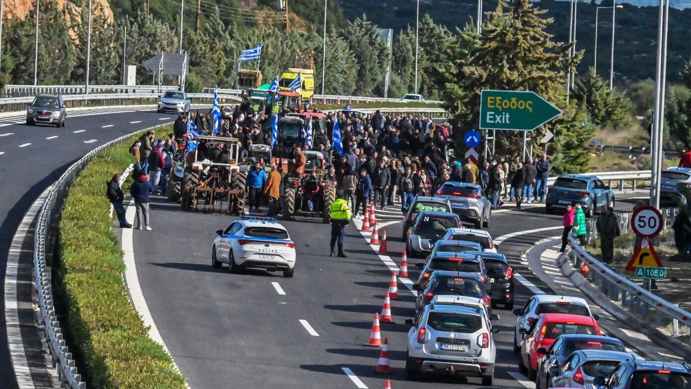 Μετ’ εμποδίων και από παραδρόμους η επιστροφή των εκδρομέων: Στο Μαρτίνο ουρές χιλιομέτρων – Δείτε χάρτη με τα μπλόκα