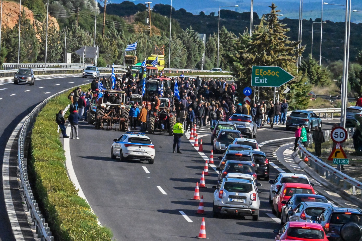 Μετ’ εμποδίων και από παραδρόμους η επιστροφή των εκδρομέων: Στο Μαρτίνο ουρές χιλιομέτρων – Δείτε χάρτη με τα μπλόκα