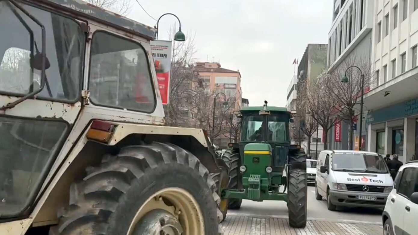 Τα τρακτέρ των αγροτών κατακλύζουν τη Λάρισα: «Η συγκλονιστική στήριξη του λαού ήταν η ασπίδα μας»