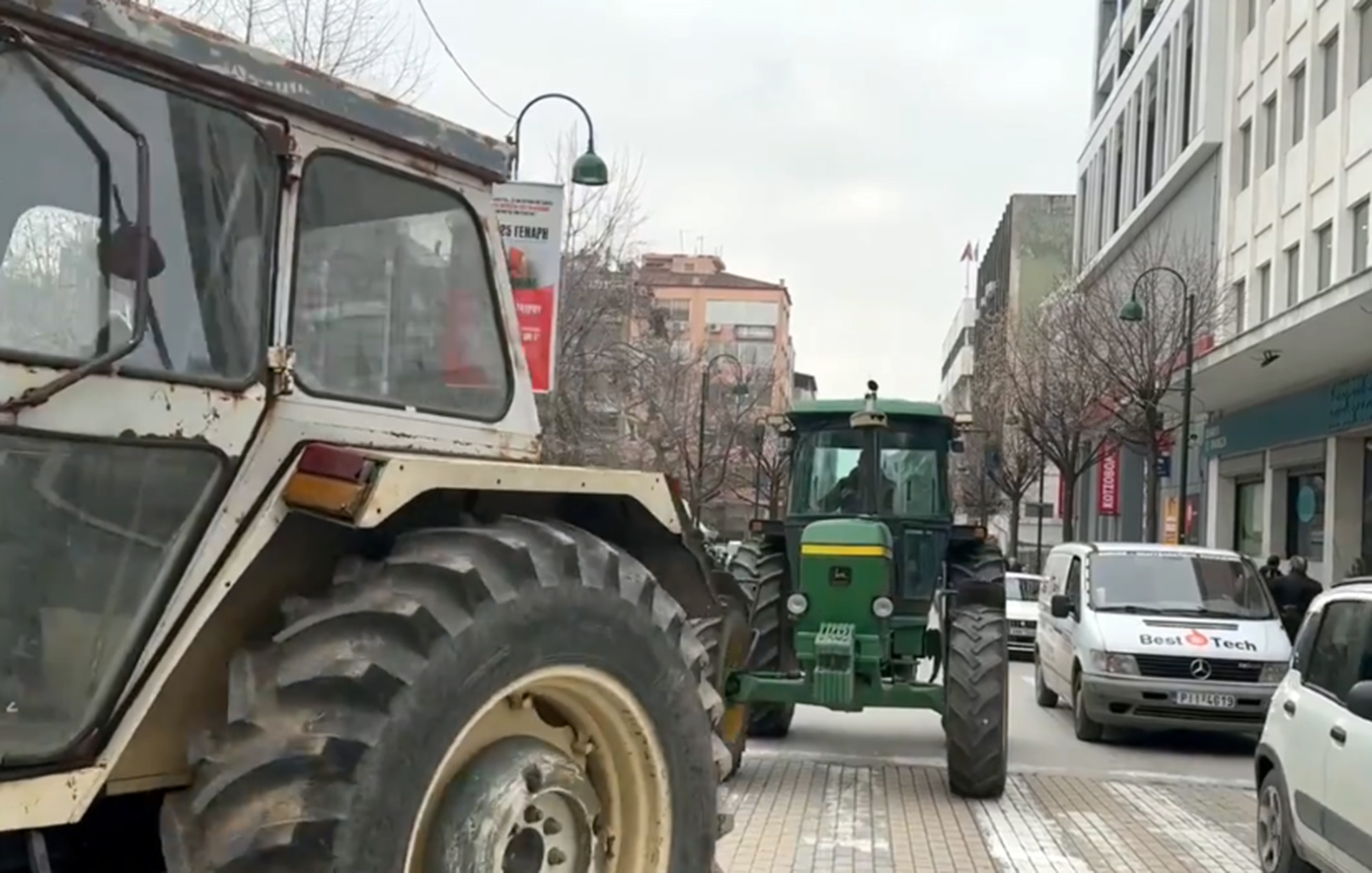 Τα τρακτέρ των αγροτών κατακλύζουν τη Λάρισα: «Η συγκλονιστική στήριξη του λαού ήταν η ασπίδα μας»